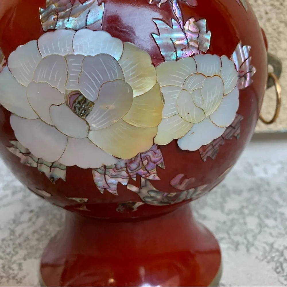 Vase with pearl design